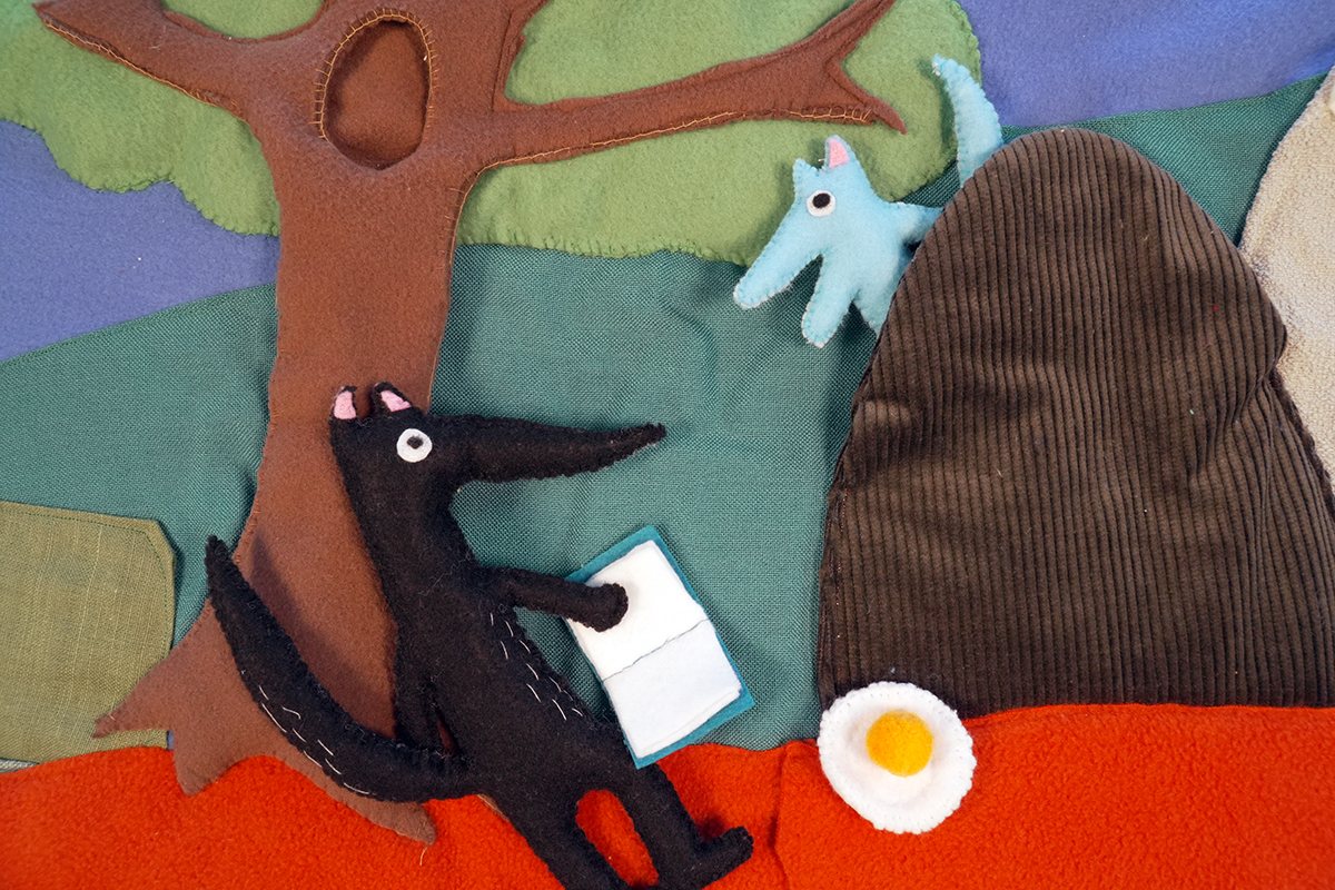 Photo du Tapis Forêt avec les figurines du Grand Loup et du Petit Loup